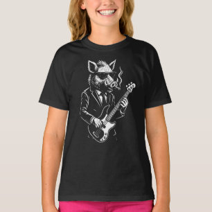 Camiseta Javali toca contrabaixo em banda de rock