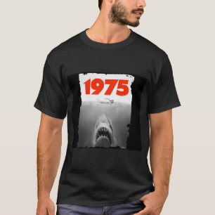 Camiseta Jaws 1975 fan art Shower Curtain.png