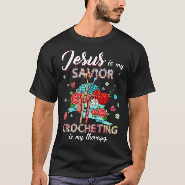 Camiseta Jesus é meu salvador crocheting é minha terapia (Frente)