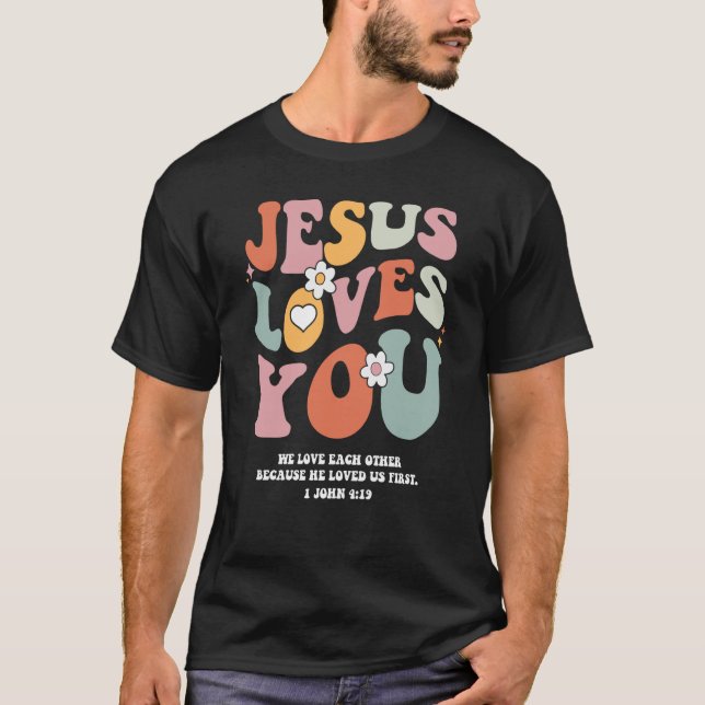 Camiseta Jesus Loves You Christian Bible Verse Retro Groovy (Frente)