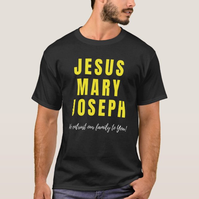 Camiseta Jesus Mary Joseph Confiamos Em Nossa Família Para  (Frente)