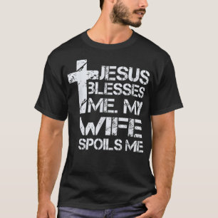 Camiseta Jesus Me Abençoa Minha Esposa Me Engana Christian 