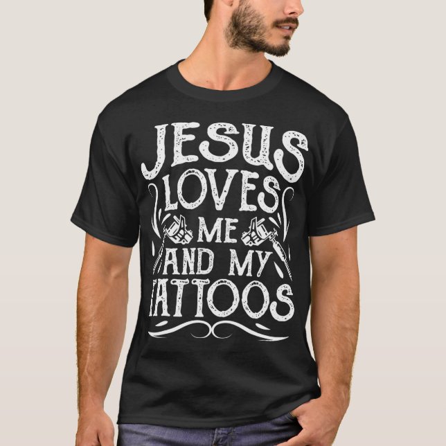 Camiseta Jesus Me Ama E Minhas Tatuagens Tatuaram Christian (Frente)