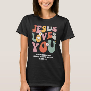 Camiseta Jesus Te Ama Bíblia Cristã Verse Retro Groovy