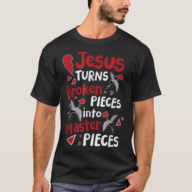 Camiseta Jesus Transforma Peças Quebradas Em Obras-Primas  (Frente)
