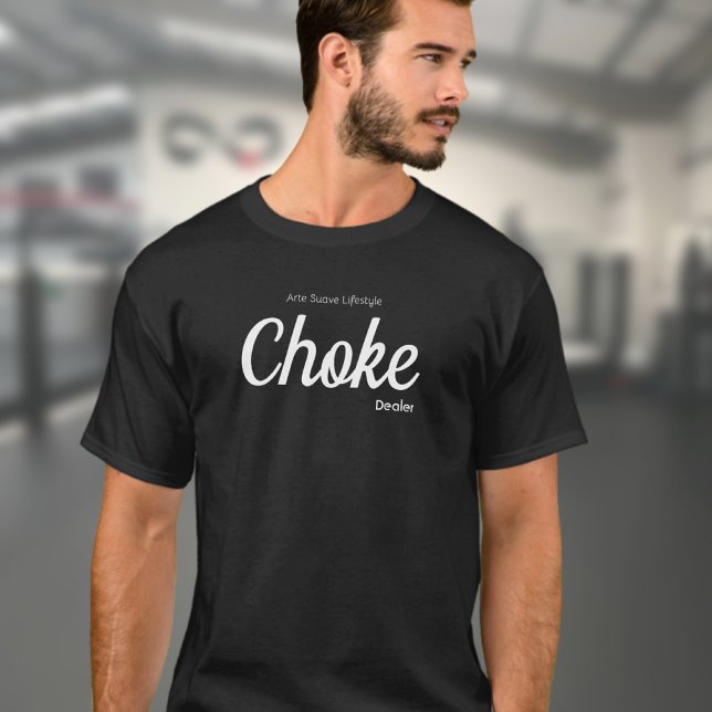 Camiseta Jiu Jitsu Choke Dealer Arte Suave Estilo de Vida (Choke Dealer black Brazilian Jiu Jitsu tshirt worn by male model in a gym)