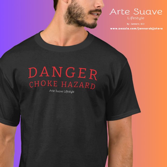 Camiseta Jiu Jitsu Perigo Choke Arte Hazard Estilo de Vida (Danger choke hazard t-shirt worn by a medium build model.)