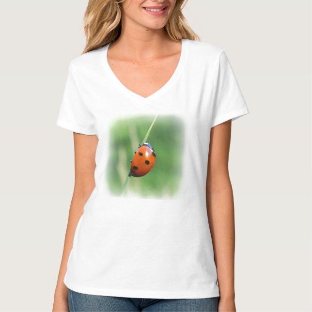 Camiseta Joaninha numa folha de grama (Frente)