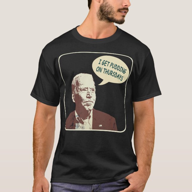 Camiseta Joe Biden Eu tenho pudim às quintas-feiras Sábado  (Frente)