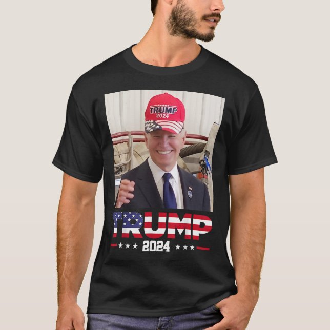 Camiseta Joe Biden Vestindo Um Chapéu De Trump (Frente)
