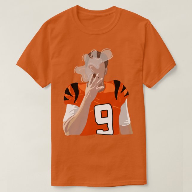 Camiseta Joe Burrow Fumando Charuto 1 (Frente do Design)