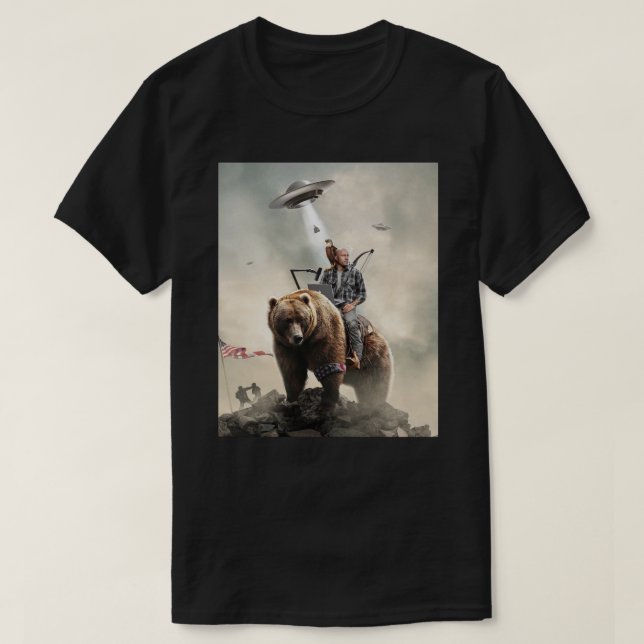 Camiseta Joe Rogan Andando Um Urso (+ Aliens) Essencial T-S (Frente do Design)
