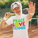 Camiseta Jogador da Equipe de Tênis da Bola de Paz de Amor<br><div class="desc">Eu adoro jogar tênis. Um presente de Natal bonito para um jogador de tênis com uma bola amarela de tênis como O in Love. Paz e Tênis escrito em azul e verde.</div>