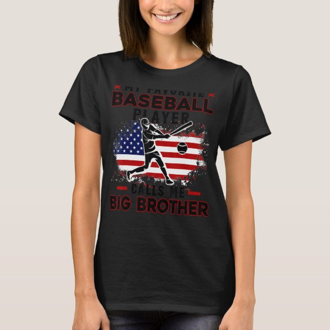 Camiseta Jogador de Baseball Favorito Me Chama Grande Irmão (Frente)