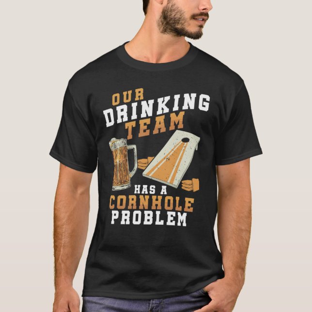 Camiseta Jogador de Cornhole com Problema de Equipe de Bebi (Frente)