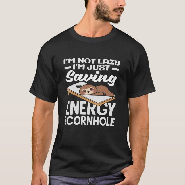 Camiseta Jogador de Cornhole Economizando Energia Preguiços (Frente)