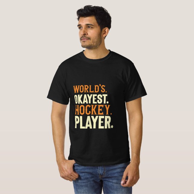Camiseta Jogador de Hóquei mais Okayest do Mundo (Frente Completa)
