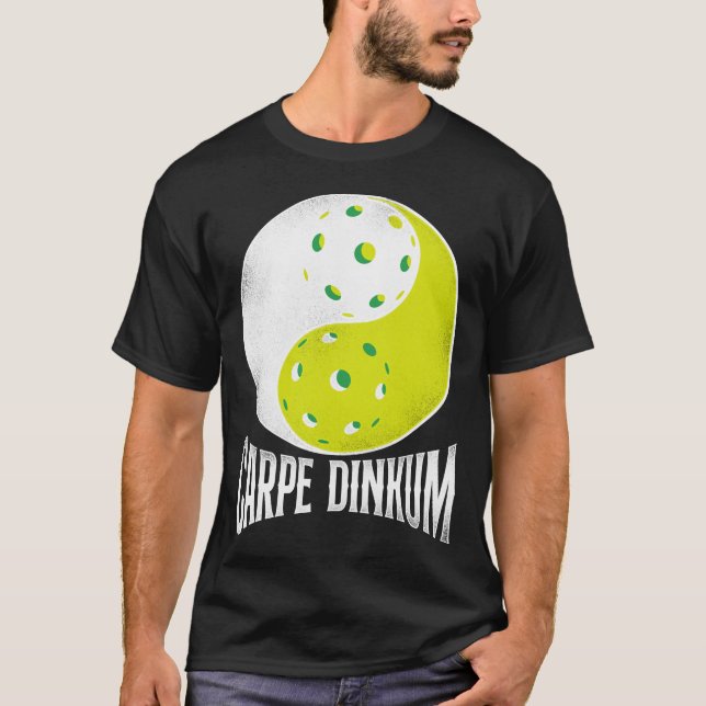 Camiseta Jogador De Pickleball Carpe Dinkum Pun Yin E Yang (Frente)