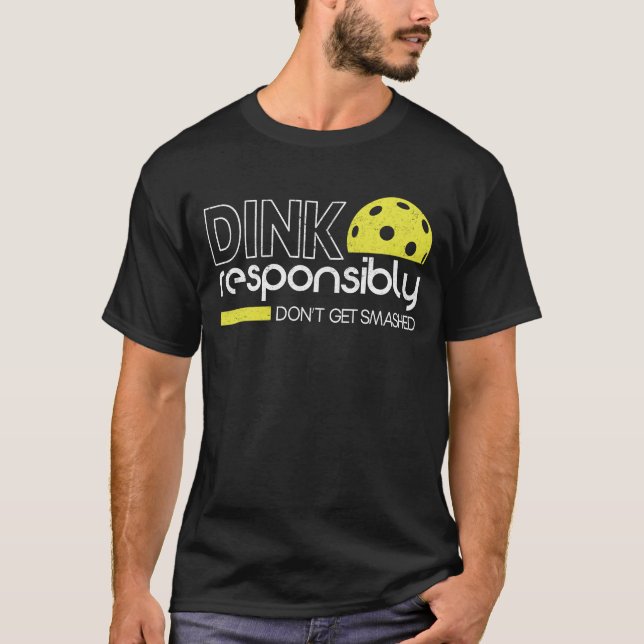 Camiseta Jogador De Pickleball Engraçado Dink Responsável (Frente)