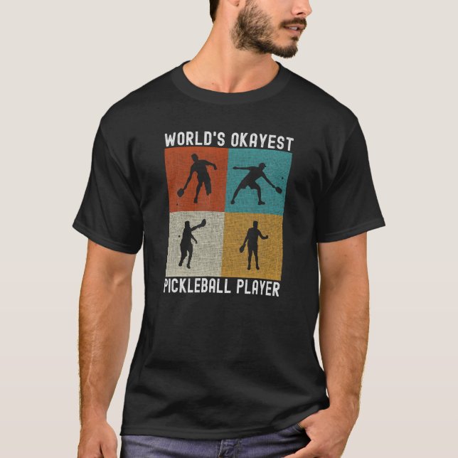 Camiseta Jogador de Pickleball mais Okayest do Mundo - Bal  (Frente)
