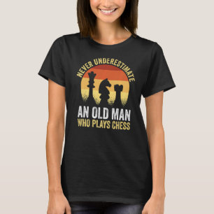 Camiseta Jogador De Xadrez Nunca Subestima Um Velho Que Pl