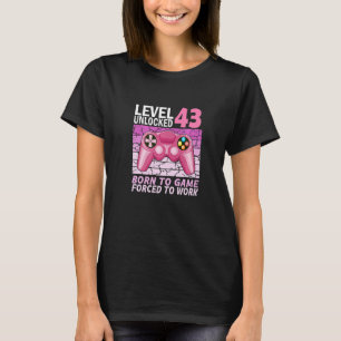Camiseta Jogadora de 43 anos forçada a trabalhar