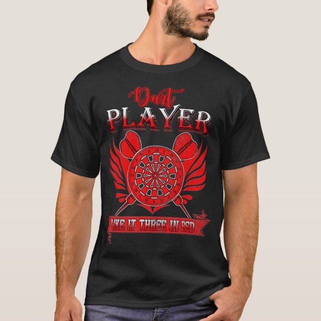 Camiseta Jogadores De Arte Gostam Dela Três Numa Cama (Frente)