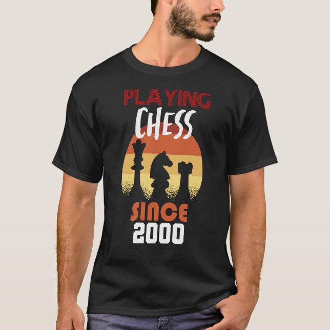 Camiseta Jogando xadrez desde 2000 (Frente)