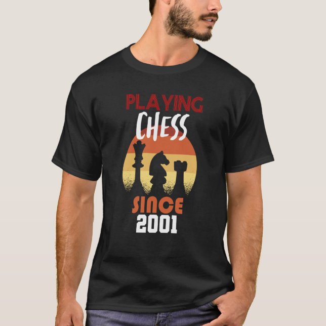Camiseta Jogando xadrez desde 2001 (Frente)