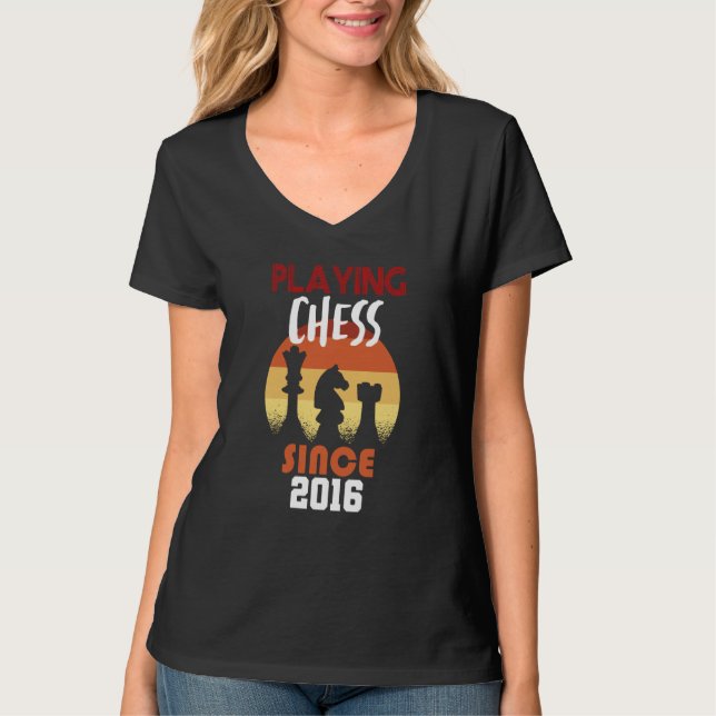 Camiseta Jogando xadrez desde 2016 (Frente)