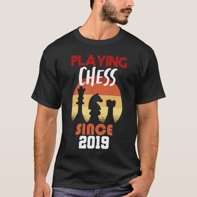 Camiseta Jogando xadrez desde 2019 (Frente)