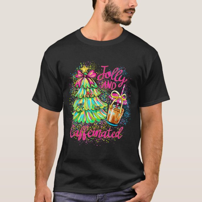Camiseta Jolly And Caffeinated Christmas Tree Coquette Bow  (Frente)