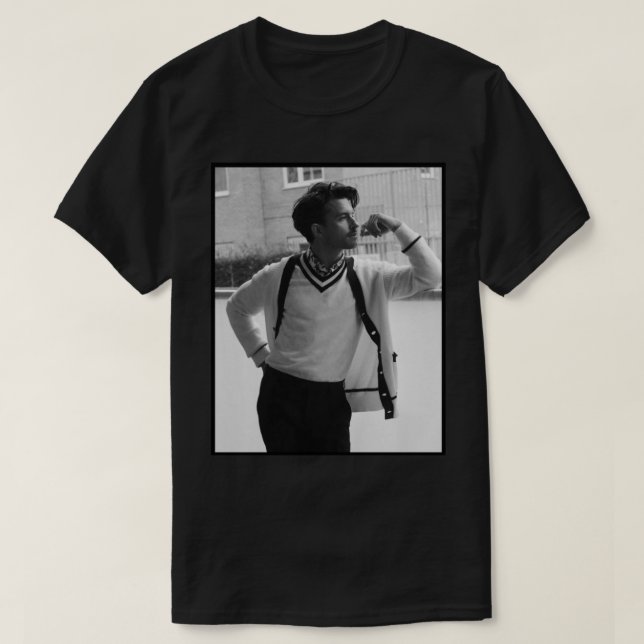 Camiseta Jonathan Bailey Cardigan Pose (Frente do Design)