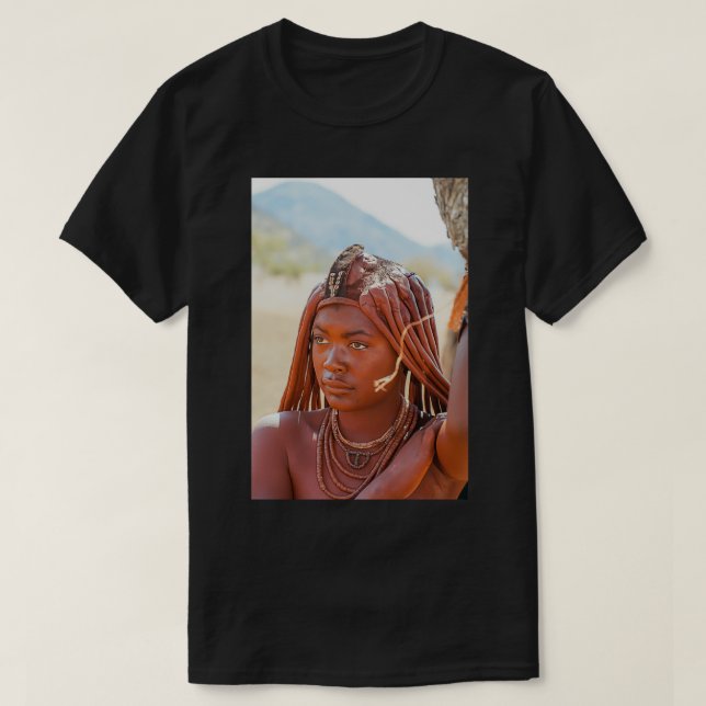 Camiseta Jovem Himba vestindo chapéus e decorações (Frente do Design)