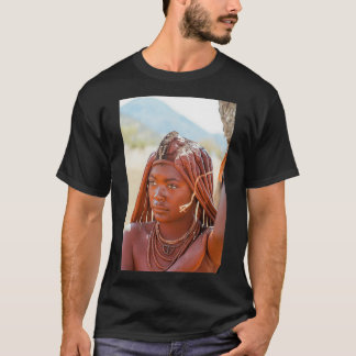 Camiseta Jovem Himba vestindo chapéus e decorações