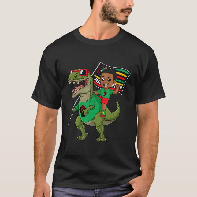 Camiseta Junenésimo Rei Negro Andando T Rex Dino Flag (Frente)