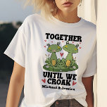 Camiseta Juntos Até Que Nós Torcamos Personalizado O Casal<br><div class="desc">Celebre seu vínculo inviolável com este adorável design casal sapo! Com dois sapos encantadores cercados por corações e flores, esta camisa branca é perfeita para casais que amam o humor e uma forma única de expressar seu compromisso. Personalize com seus nomes para torná-lo realmente especial. Ideal para aniversários, Dia do...</div>