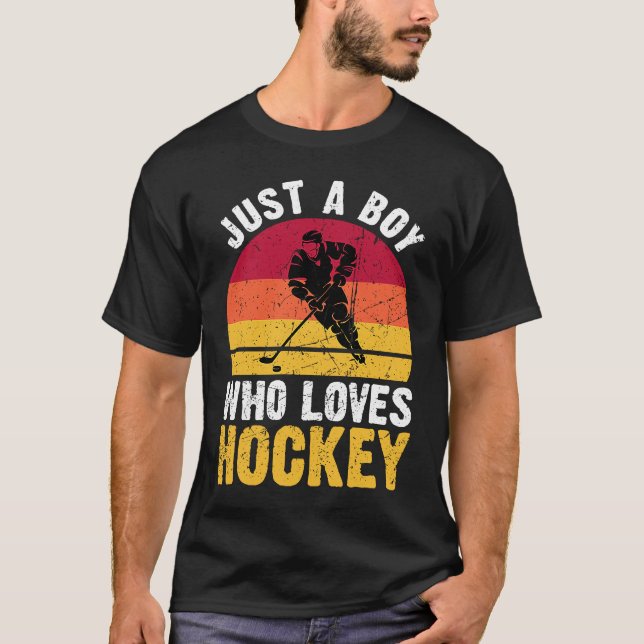 Camiseta Just A Boy Who Loves Hockey Funny Ice Hockey Frisb (Frente)