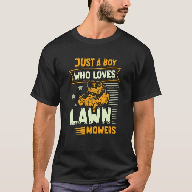 Camiseta Just A Boy Who Loves Lawn Mowers   Lawn Mowing (Frente)