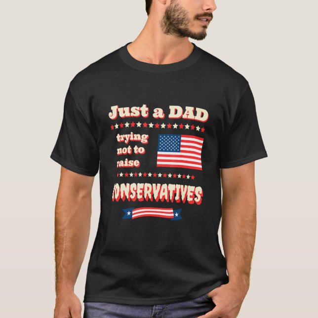 Camiseta Just A Dad Trying Not To Raise Conservatives Patri (Frente)