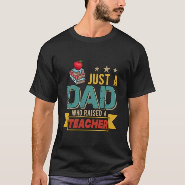 Camiseta Just A Dad Who Raised A Teacher Happy Father'S Day (Frente)