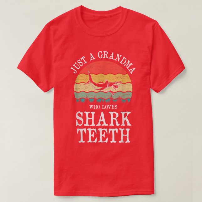Camiseta Just A Grandma Who Loves Shark Teeth  (Frente do Design)