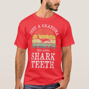 Camiseta Just A Grandma Who Loves Shark Teeth 