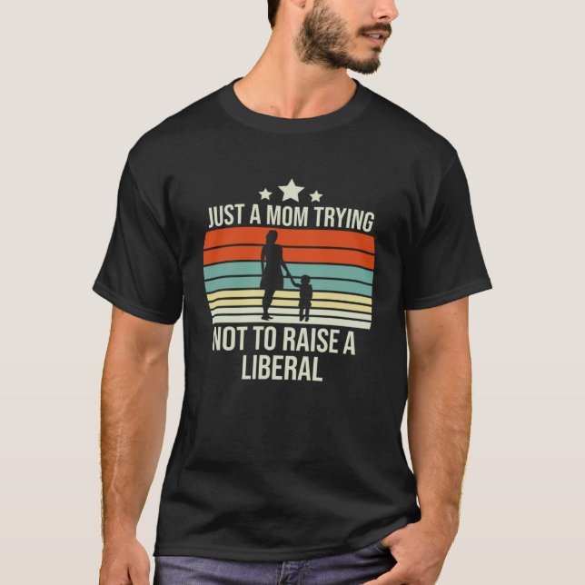 Camiseta Just a Mom Trying not to Raise a Liberal (Frente)