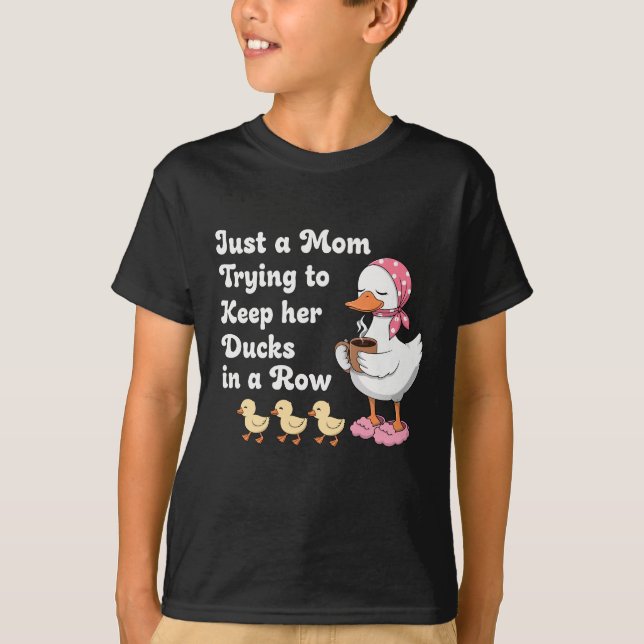 Camiseta Just a mom trying to keep her ducks in a row (Frente)