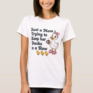 Camiseta Just A Mom Trying To Keep Her Ducks In A Row Funny