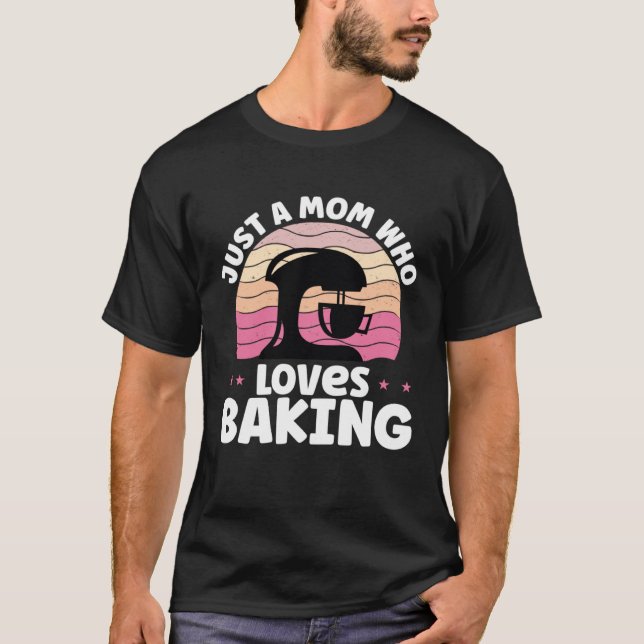 Camiseta Just A Mom Who Loves Baking Baker Mother Best Momm (Frente)