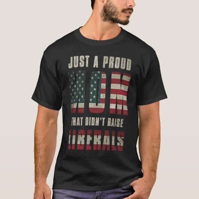 Camiseta Just A Proud Mom That Didn't Raise Liberals USA Fl (Frente)