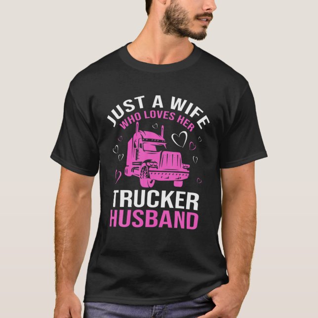 Camiseta Just A Wife Who Loves Her Trucker Husband Truck Dr (Frente)