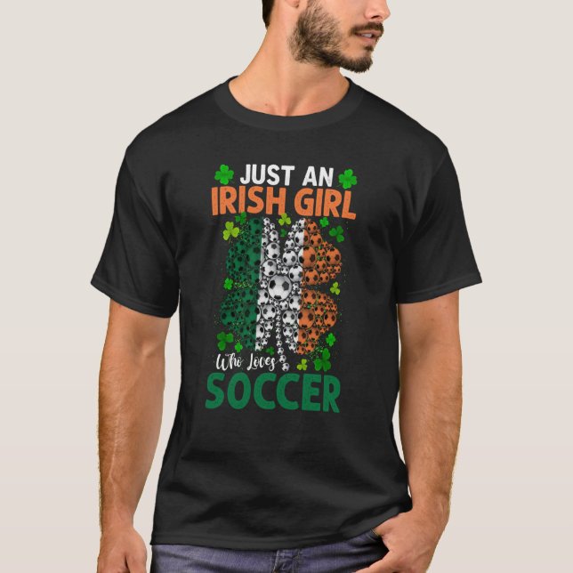 Camiseta Just An Irish Girl Who Loves Soccer Shamrock St Pa (Frente)